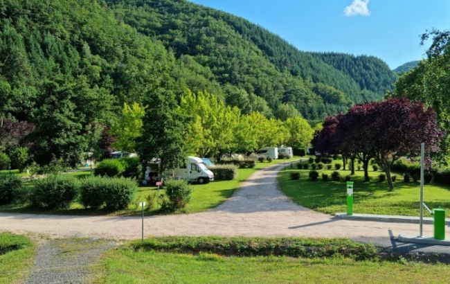 Aire d'accueil camping-car Park de Ferrières Saint-Mary - Camping les Vigeaires