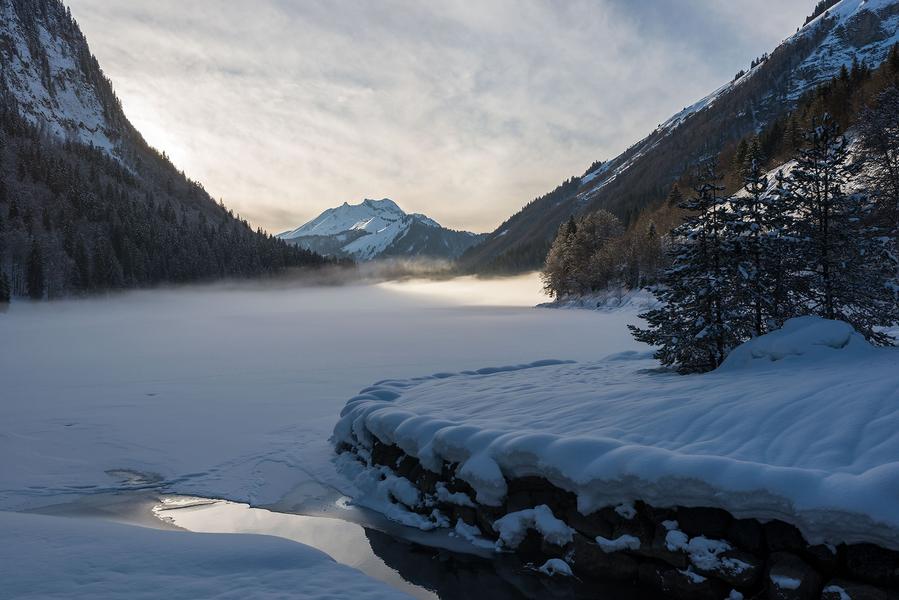 Lac de Montriond sous la neige