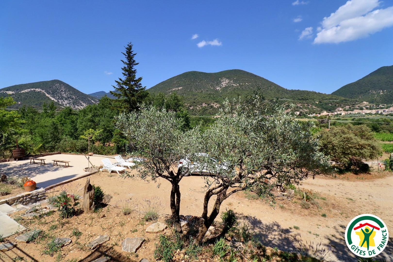 Vue sur les montagnes et le village perché de Venterol, depuis la terrasse du gîte