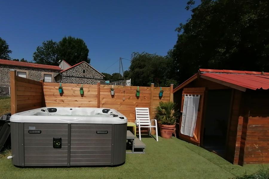 Espace Jacuzzi en pleine nature -Sylilanse - Gîte Chante Mûre à St Pons
