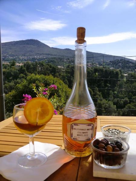 Apéritif avec belle vue sur les collines Gîte Magnolia à Colomars Gîtes de France Alpes-Maritimes