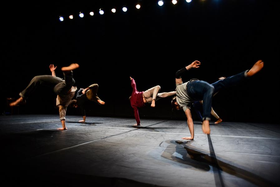 Naïf Production - Des gens qui dansent