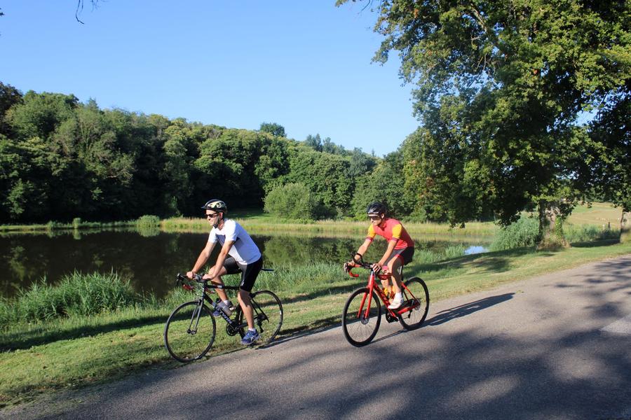 2 cyclistes roulant en bord détang