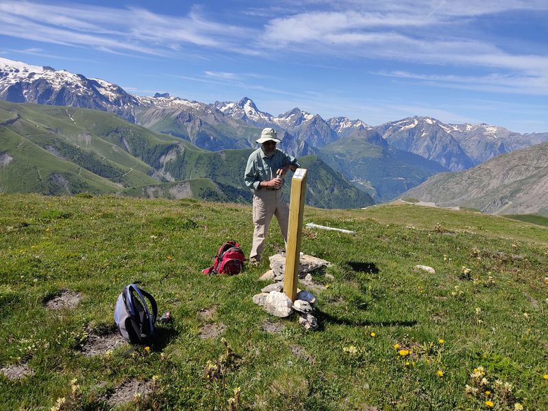Randonneur sur l'un des circuits thématiques de Besse
