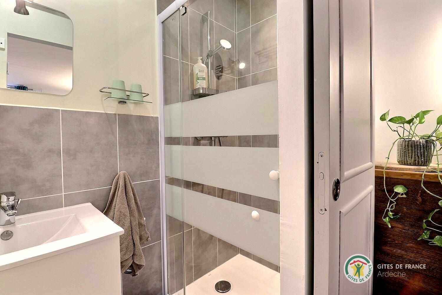 Salle d'eau privative chambre Mimi