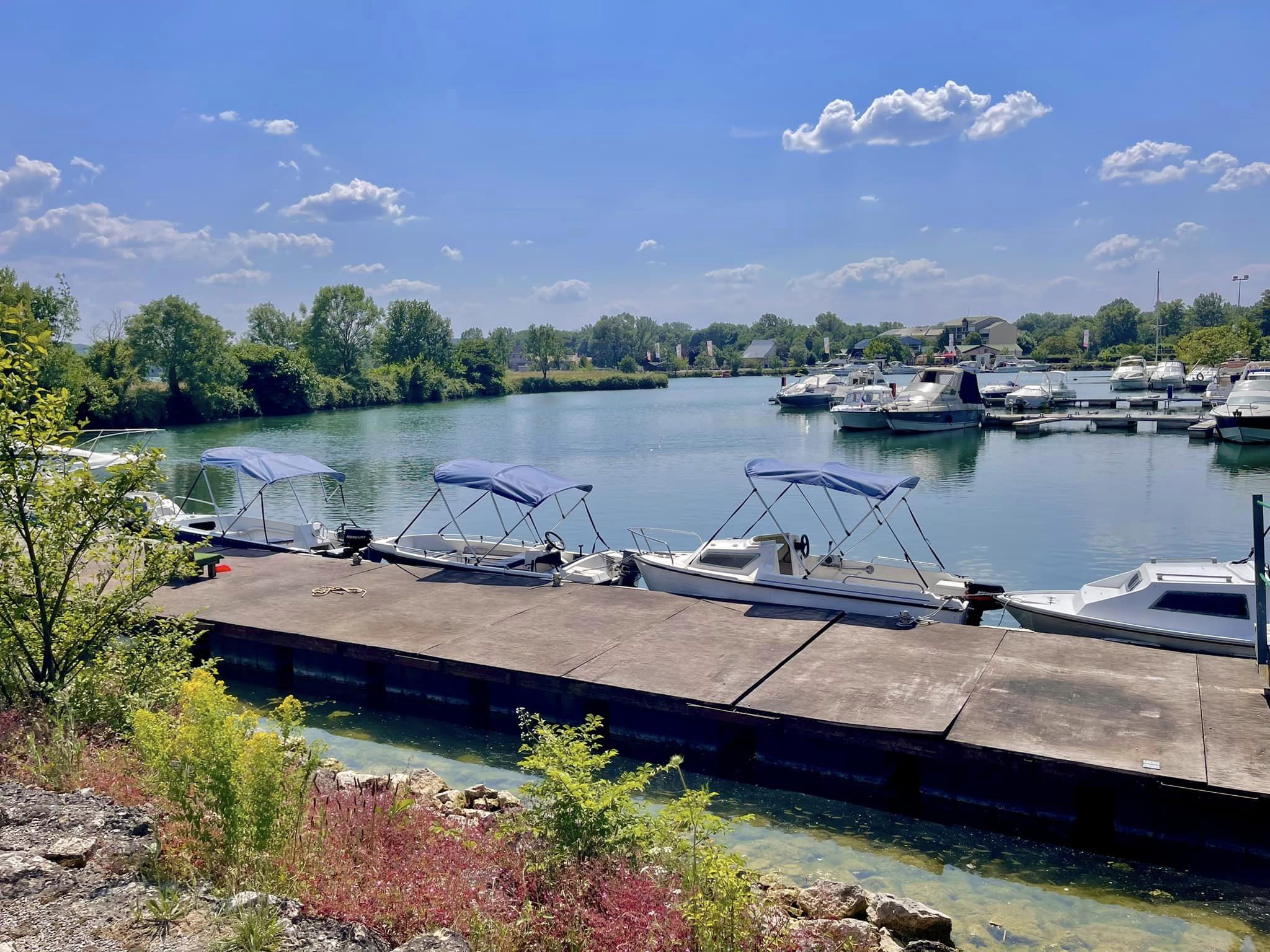 Location de bateau à la base de loisirs de la Vallée Bleue - à moins d'une heure de Lyon - Nord-Isère - Montalieu-Vercieu - Balcons du Dauphiné