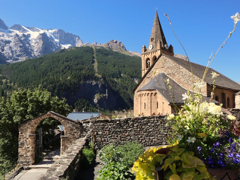 Eglise notre dame de l'Assomption et le Meije - © ©Laury Chamerlat Journées du patrimoine : visite guidée La Grave autrefois_La Grave - © ©Laury Chamerlat