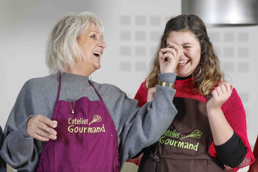 mamie joue avec petite fille