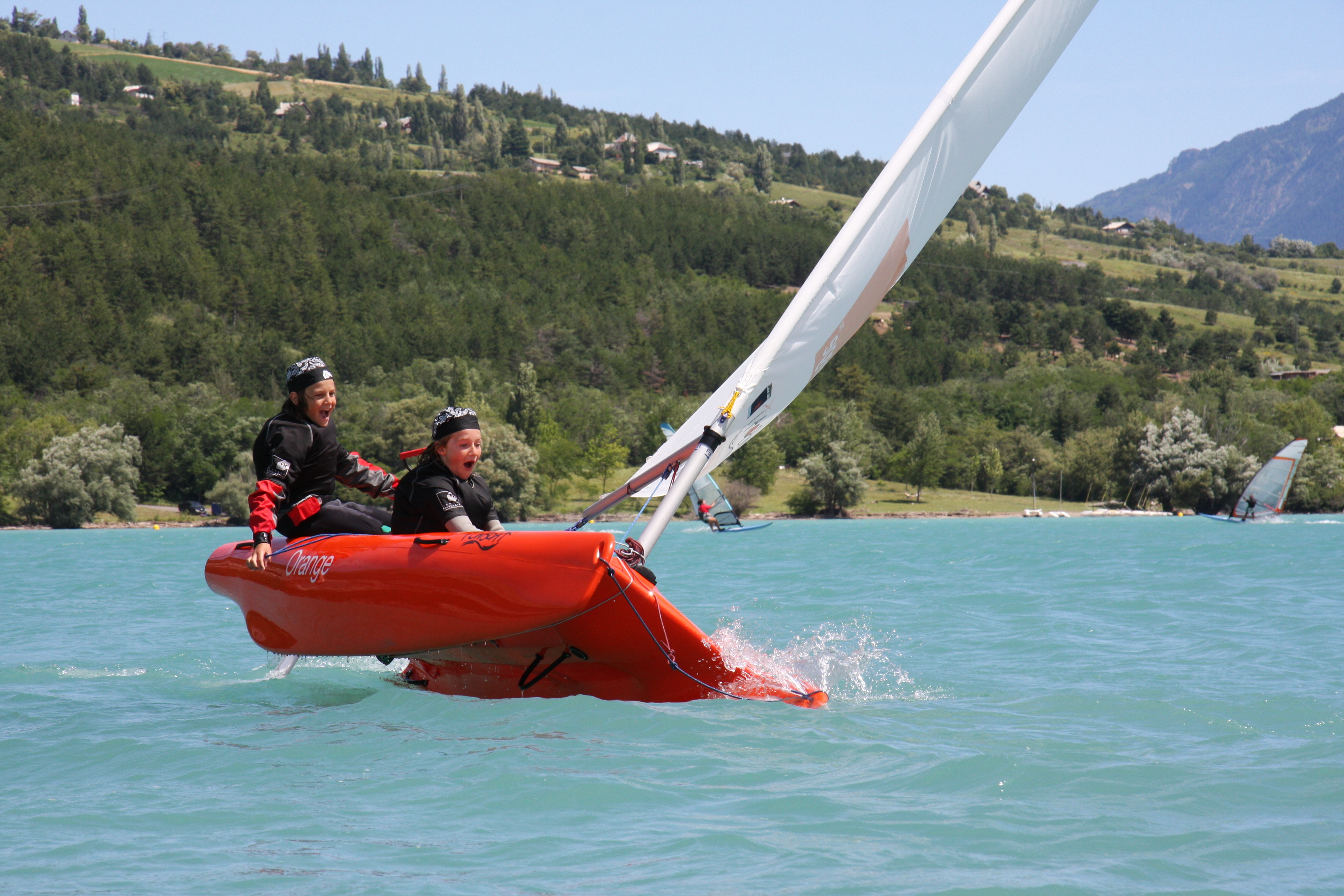 Catamaran sur le lac de Serre Ponçon