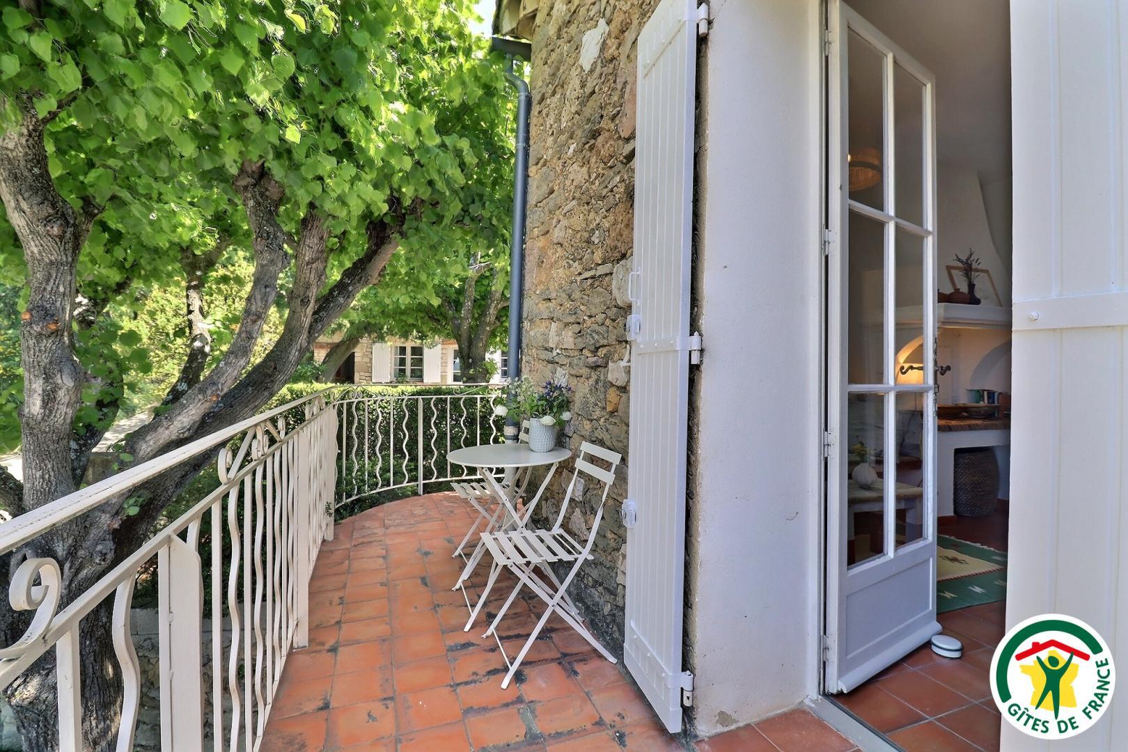Entrée du gîte et petit balcon/terrasse