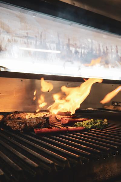 GRILLADE VIANDE, FEU DE BOIS CHARBON, BARBECUE