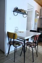 Séjour lumineux du studio, avec table à manger