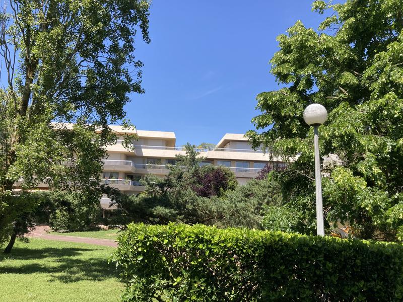 Vue éloignée de la facade extérieure.