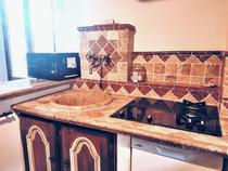 Le carrelage et l'évier de la cuisine en travertin naturel.