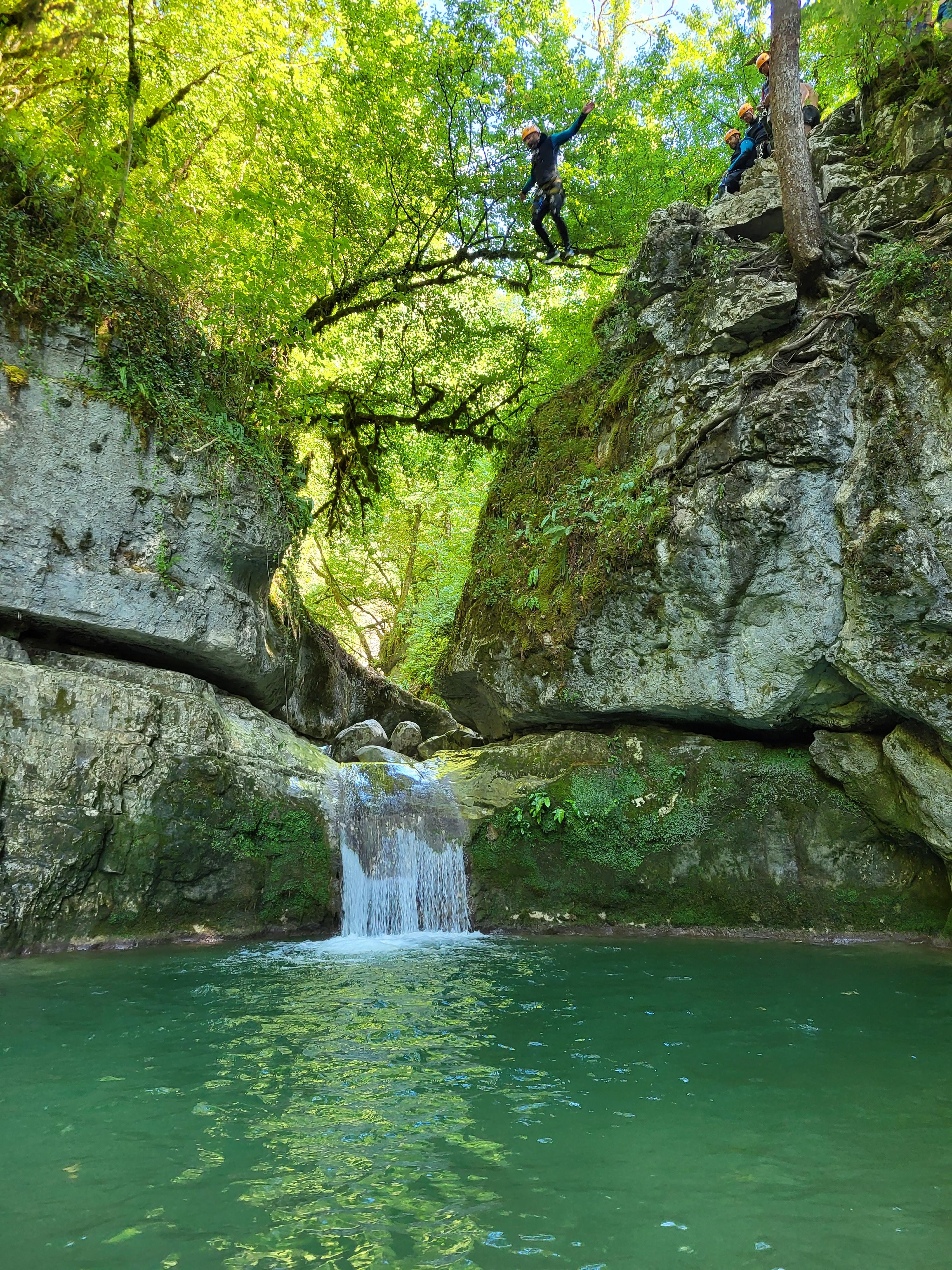 saut de 9m canyon des Ecouges Isère