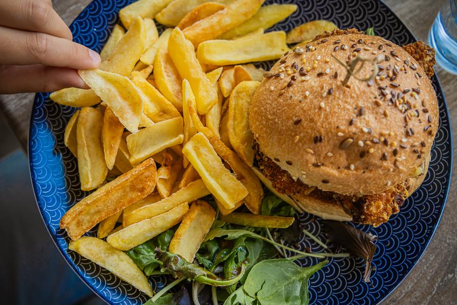 Hamburger frites sur la plage Le Repaire du Pré Argent_Novalaise