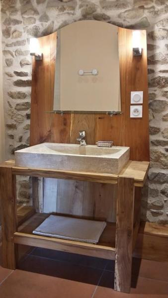 Gîte du Grand Peisselay à VALSONNE (Rhône - Beaujolais Vert) : salle d\'eau.
