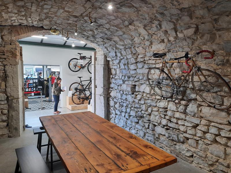 Respire Cycle & Café - Morestel - Balcons du Dauphiné - Le long de l'itinéraire ViaRhôna