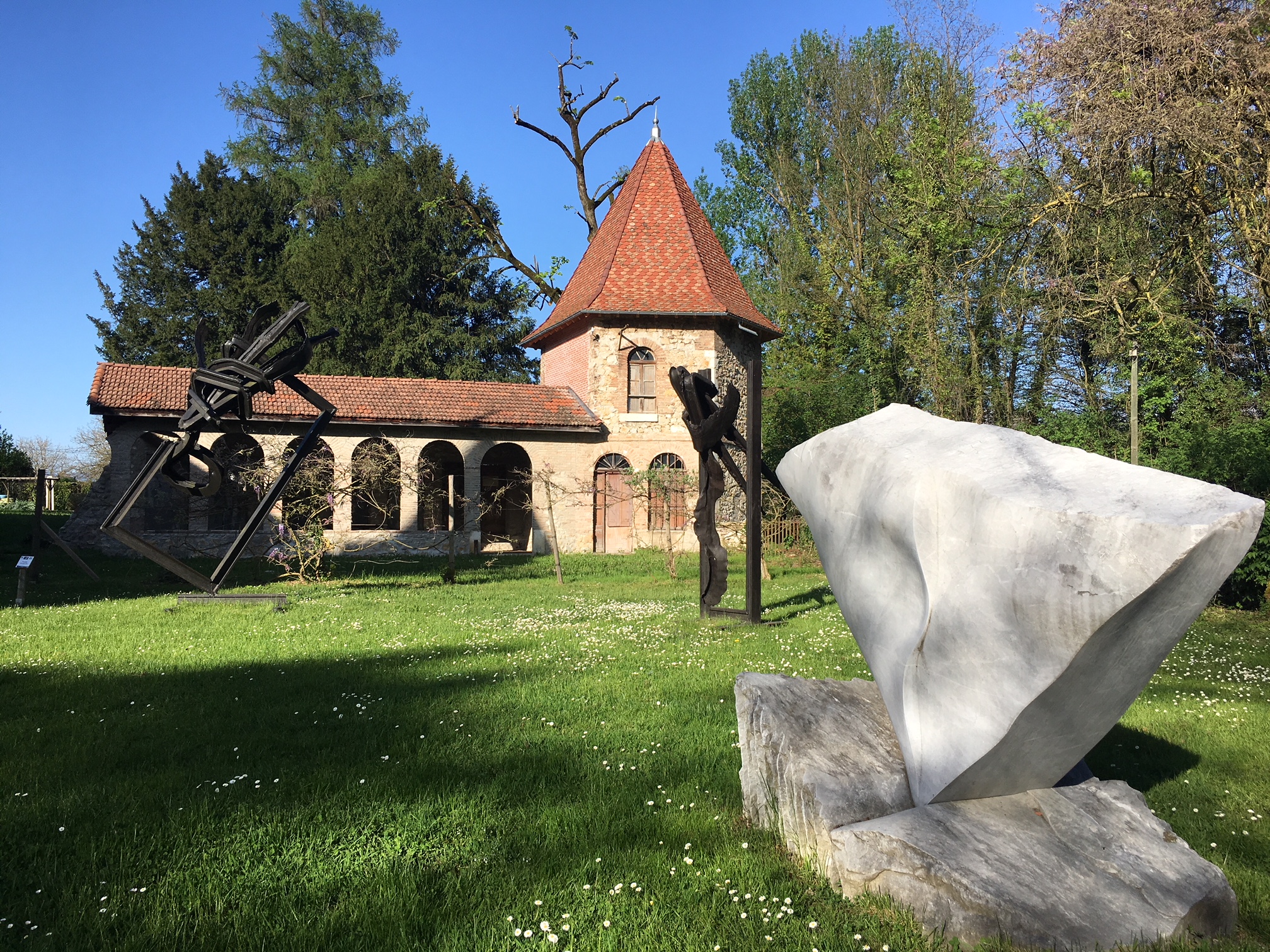 L'Orangerie restaurée et quelques oeuvres du Chant des sculptures