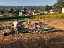 Visite d'un chantier de fouilles archéologiques aux Avenières Veyrins-Thuellin_…