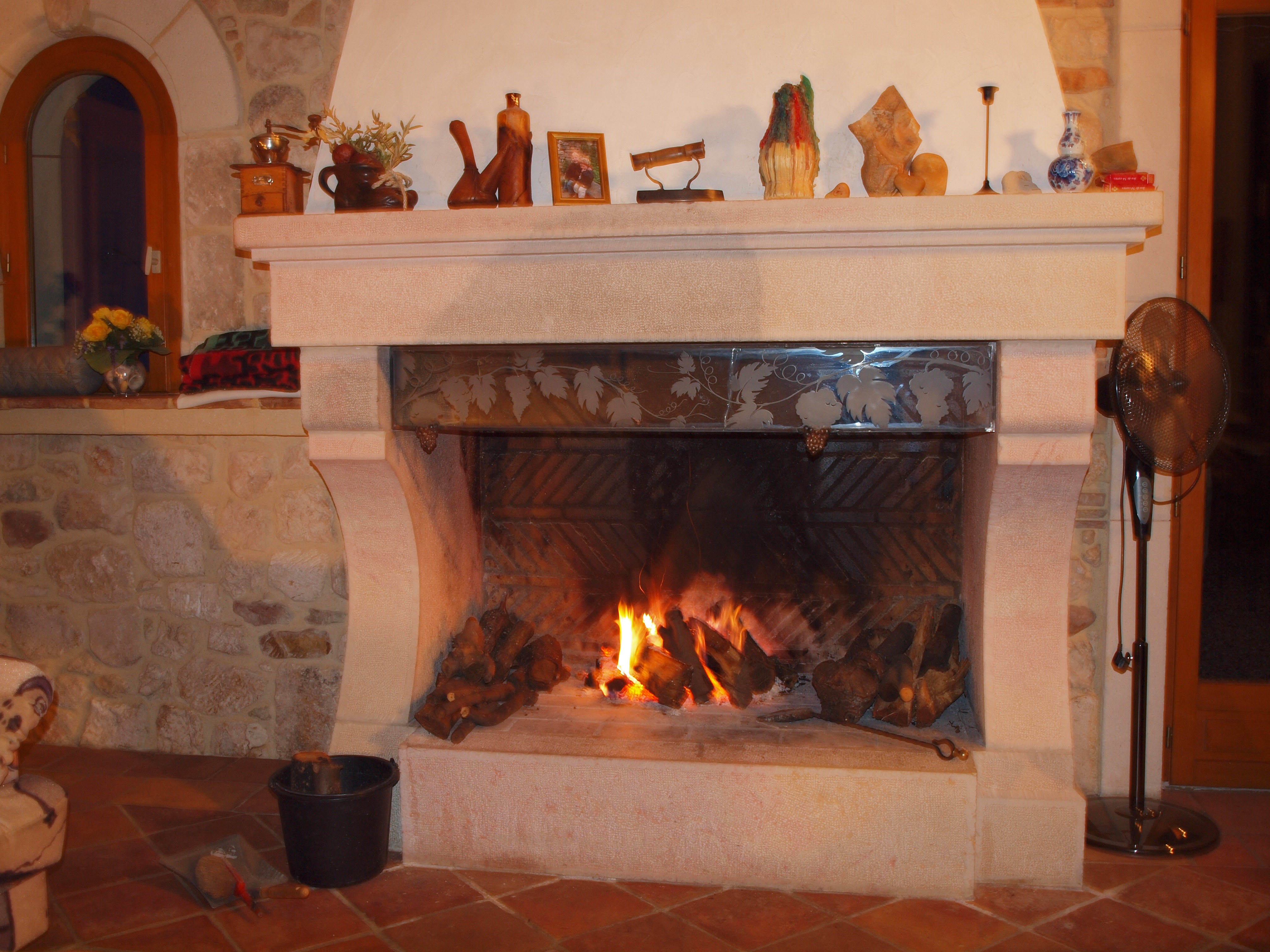 cheminee interieur feu de bois