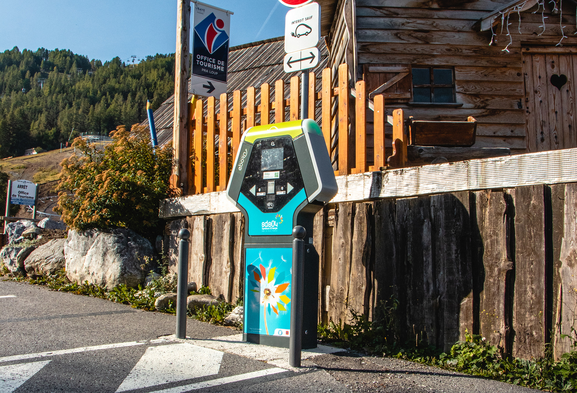 Borne de recharge pour véhicules électriques