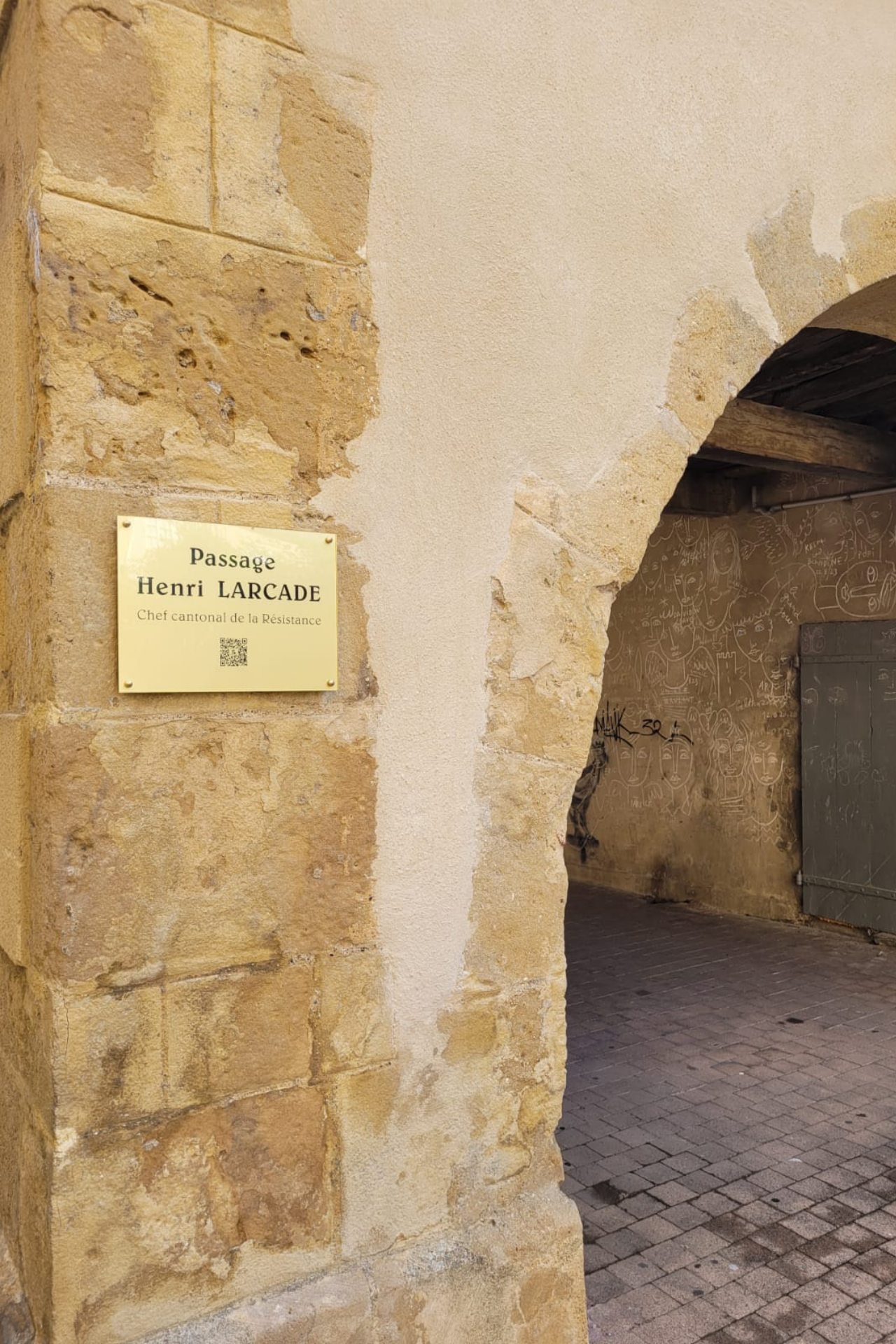 Plaque commémorative à Henri Larcade