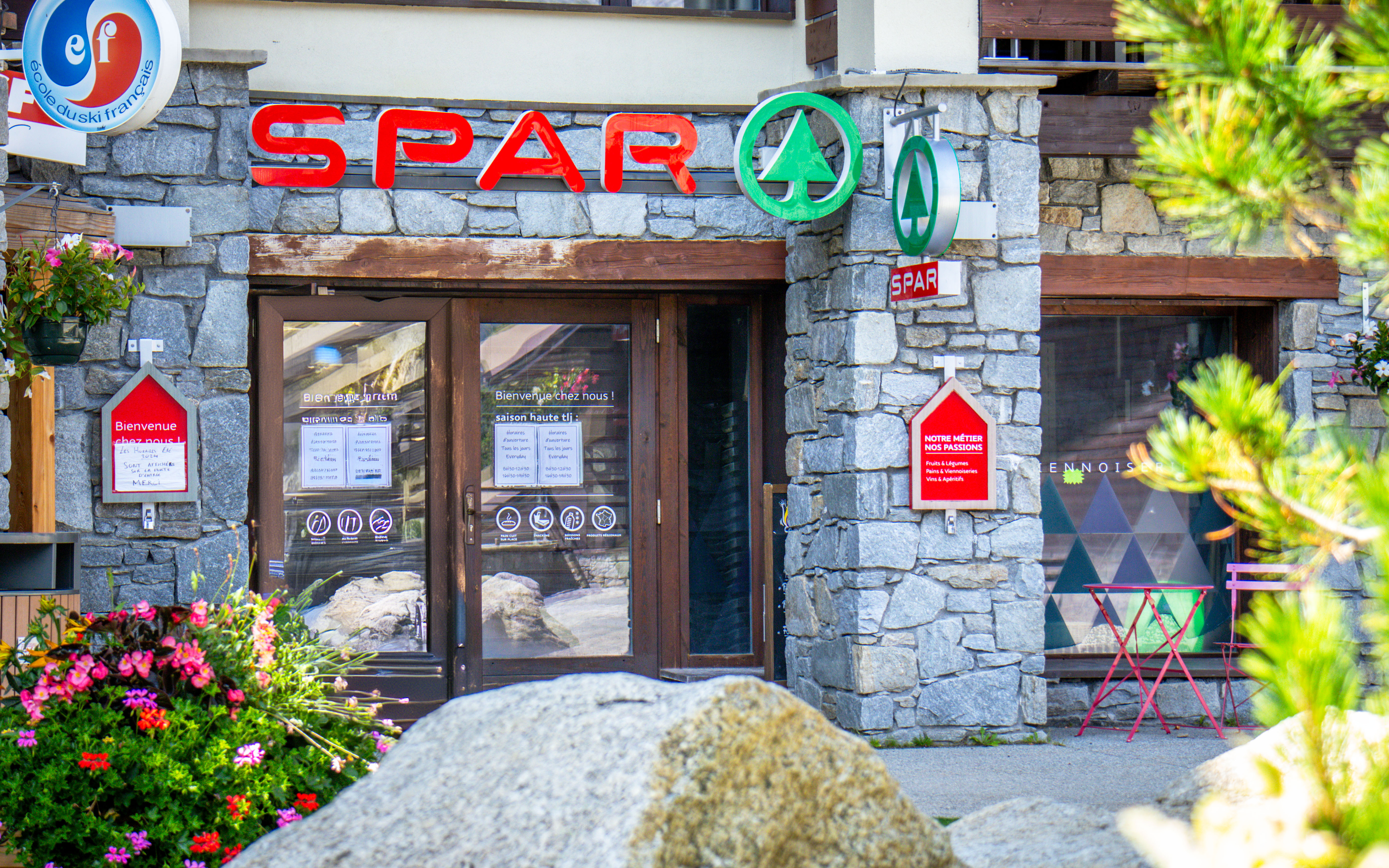 Devanture estivale du Spar Hélios