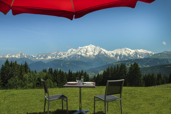 Terrasse face à la majestueuse chaîne