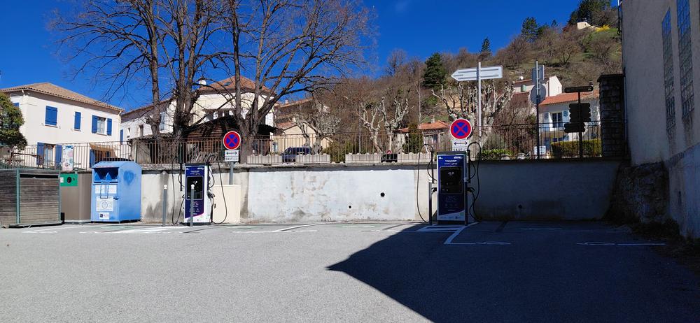 Borne de recharge pour véhicules électriques