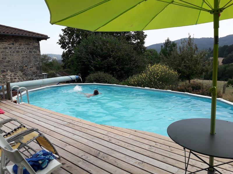 Gîte des Monneries à Poule-les Echarmeaux dans les Monts du Beaujolais - Proximité Col des Echarmeaux dans le Rhône : la piscine commune, avec terrasse.