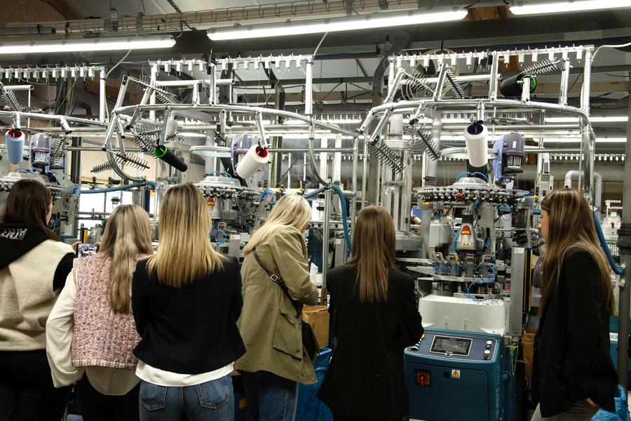 visite d'entreprise d'un atelier de tricotage, pulls chaussettes et accessoires en fibres naturelles, fabrication 100% Française dans le Tarn