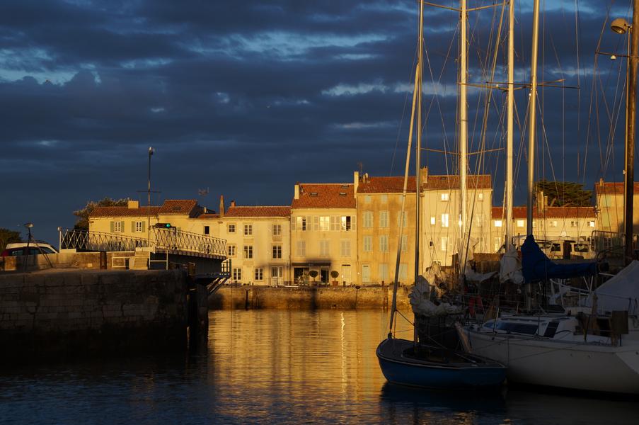 Le port de Saint-Martin-de-Ré de nuit.