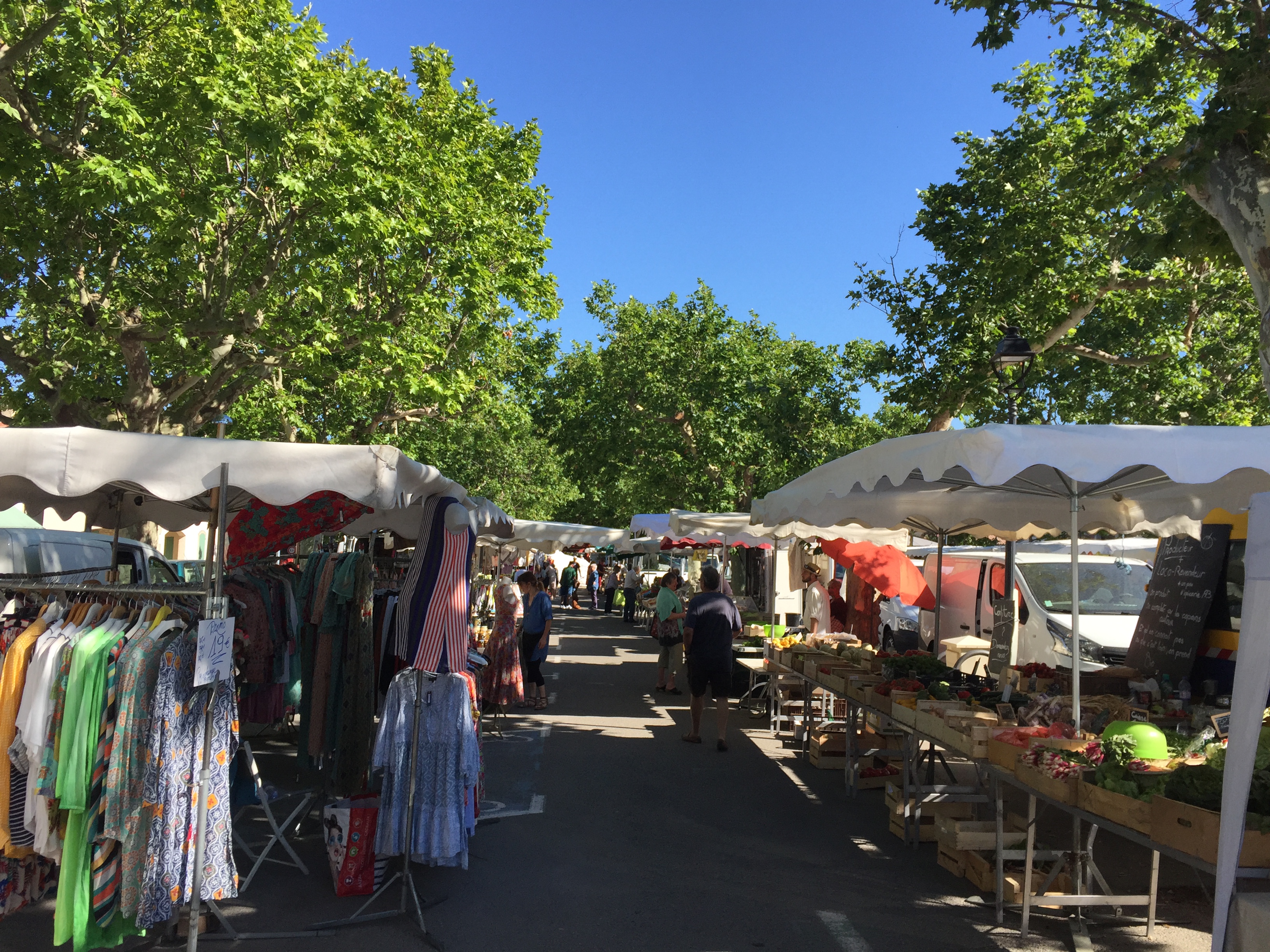Marché provençal bi-hebdomadaire à Fontvieille