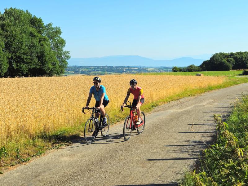 2 cyclistes et au milieu des champs