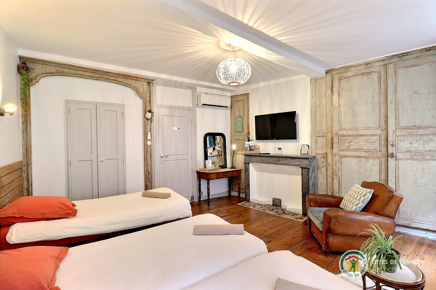 Chambre Papi Mamie avec trois lits 90