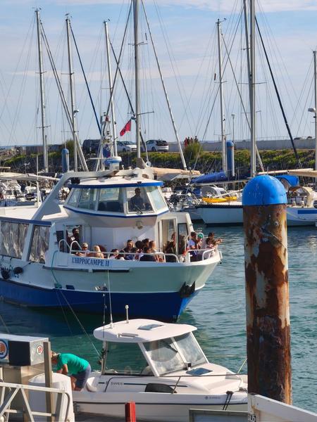 Un bateau plein naviguant dans le port.