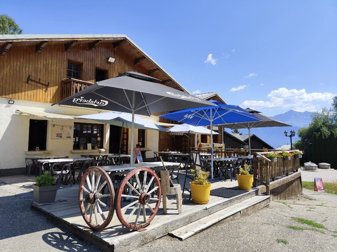 Extérieur avec terrasse couverte avec des parasols