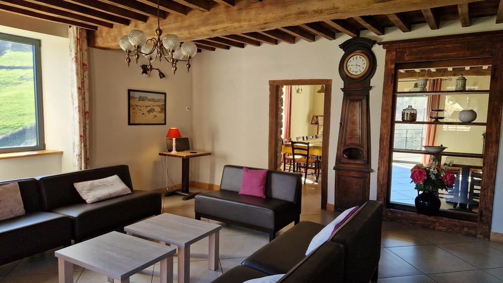 Gîte du Grand Peisselay à VALSONNE (Rhône - Beaujolais Vert) : le salon qui jouxte la salle à manger