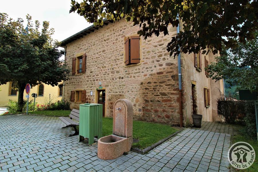 Gîte d\'Etape et de Séjour - 10 personnes à Saint Marcel L\'Eclairé - Haut Beaujolais, dans le Rhône : la maison en pierres.