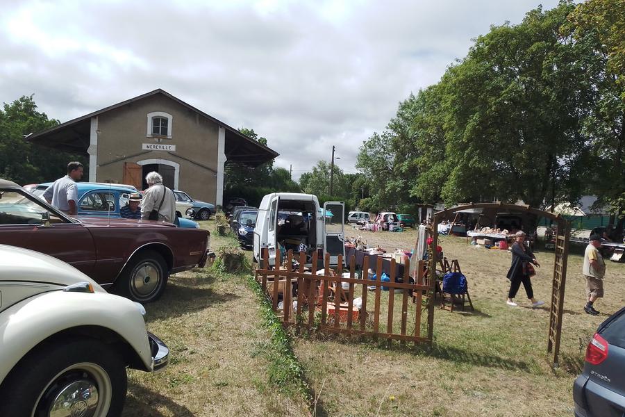"Brocante et véhicules anciens" à La Gare de Méréville