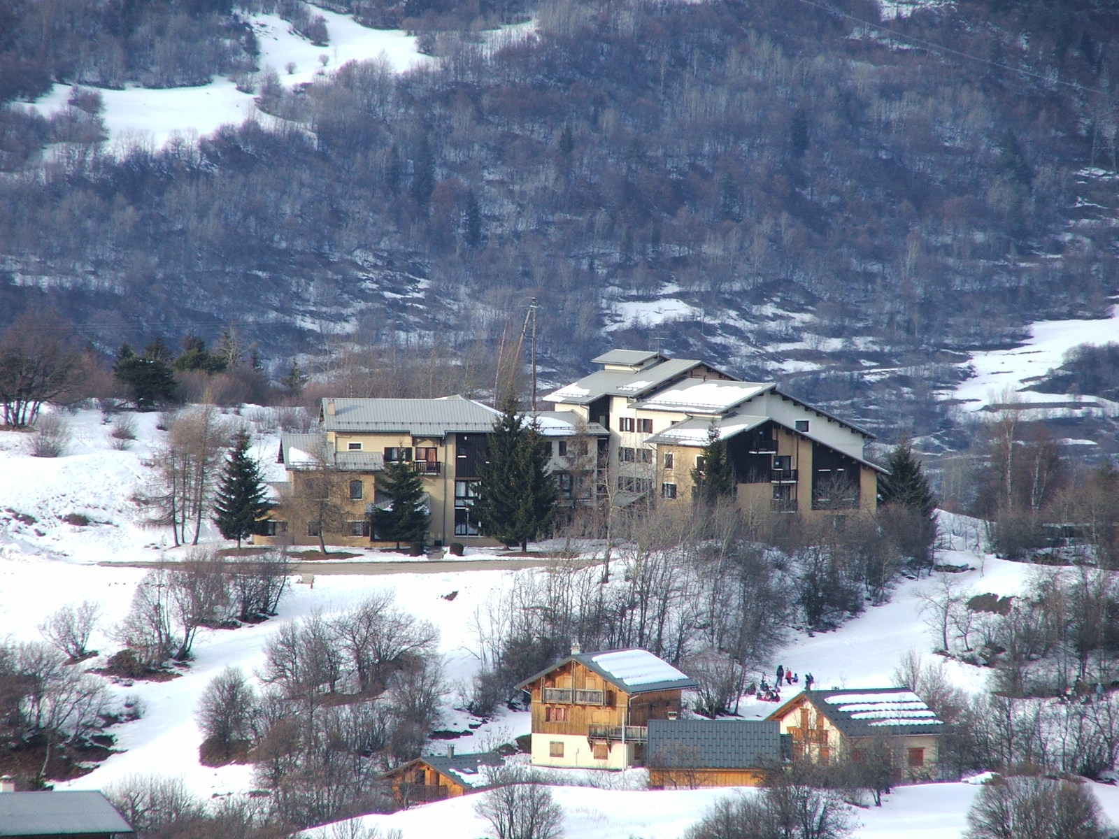 Au coeur des montagnes enneigées