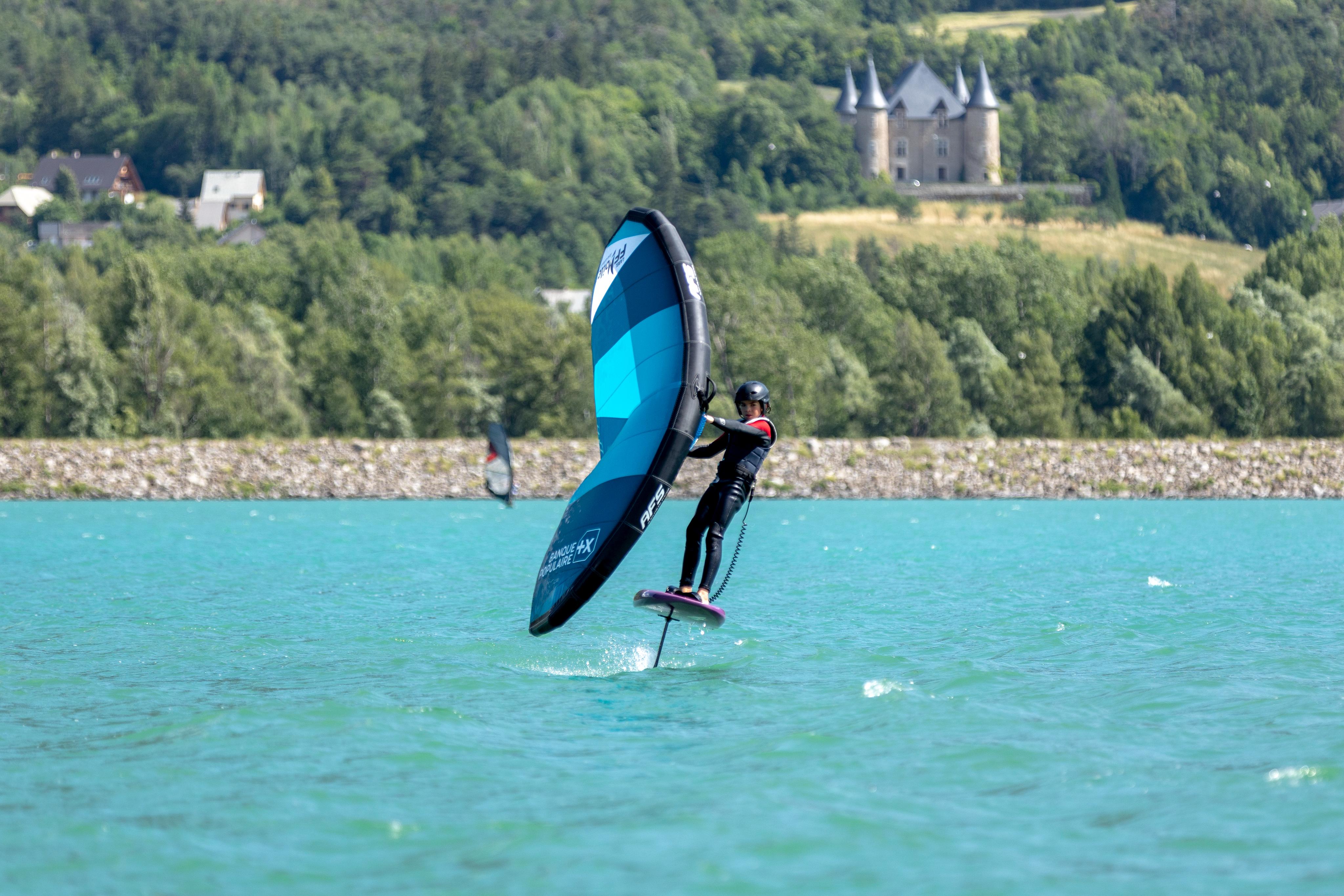 Wingfoil sur le lac de Serre Ponçon