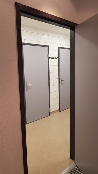Porte d'entrée des toilettes