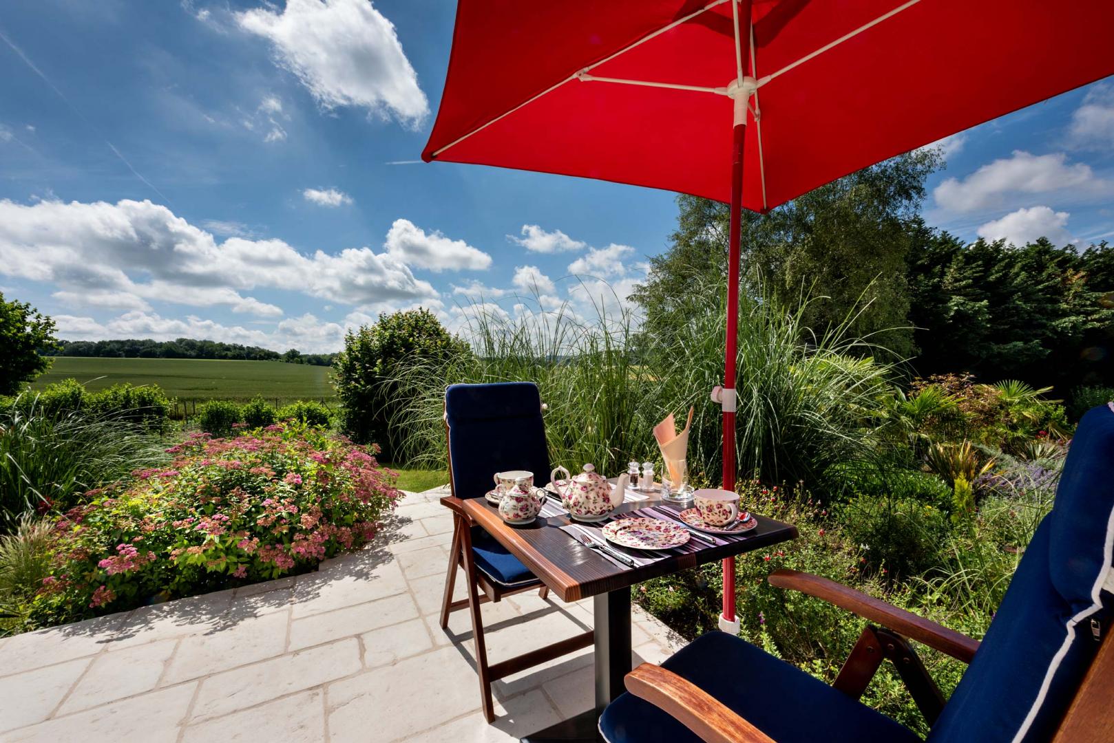 petit dejeuner vue sur la piscine