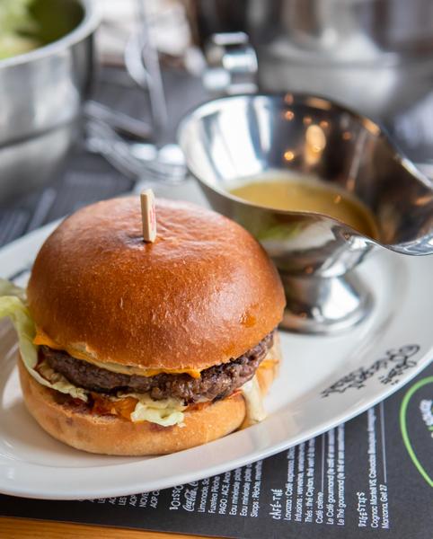 Un burger.