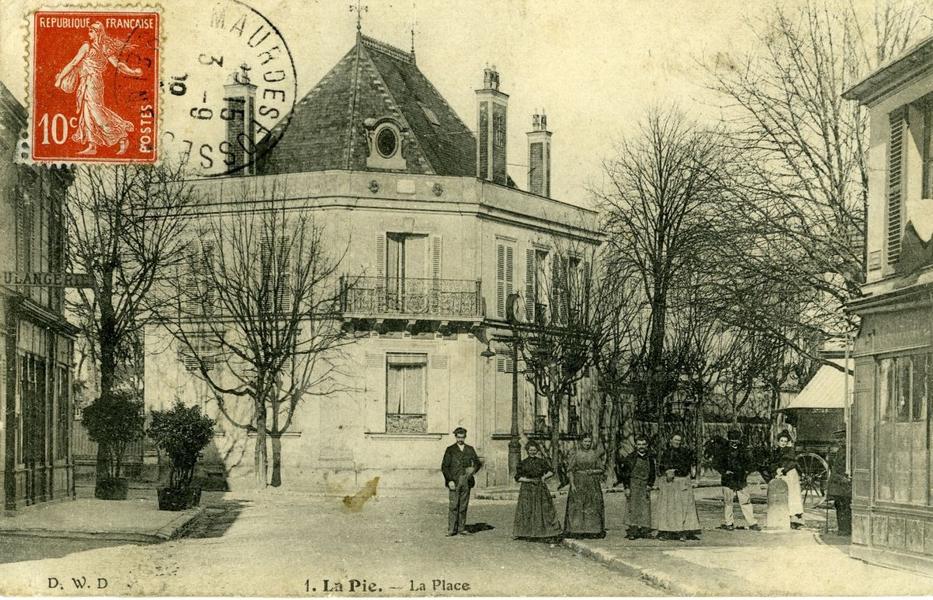 Carte postale ancienne de la place du quartier de la Pie 