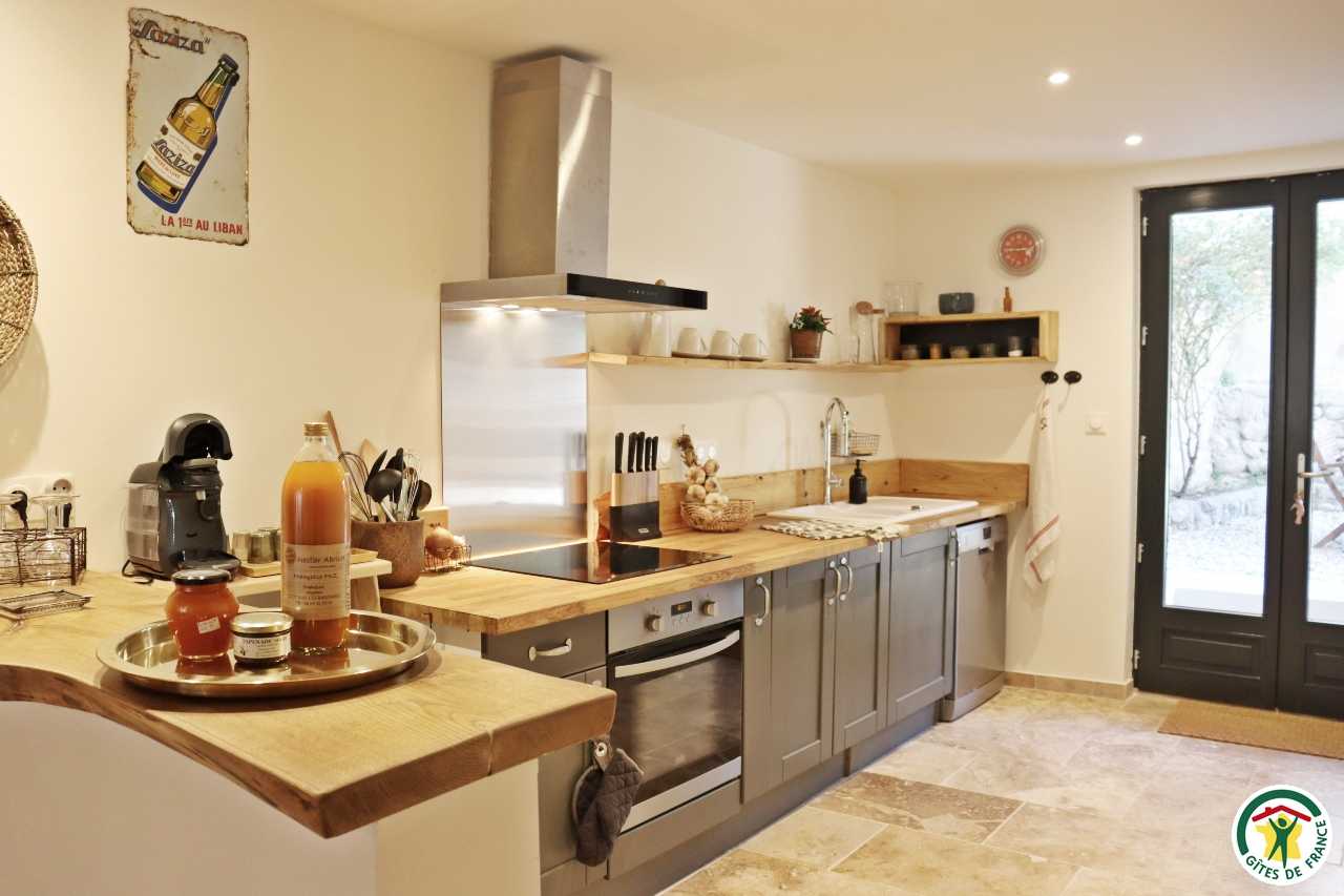 Cuisine équipée donnant directement sur la terrasse
