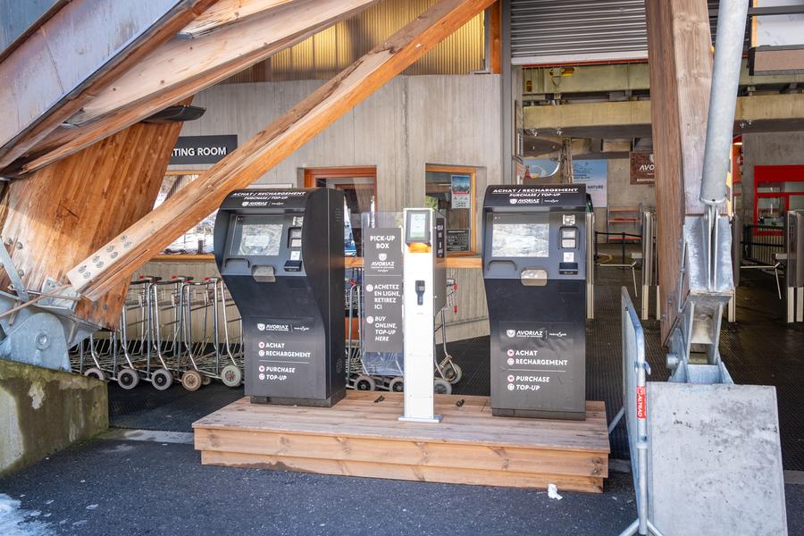 Caisse automatique vente de forfaits Gare inférieure du Téléphérique 3S Prodains Express._Avoriaz