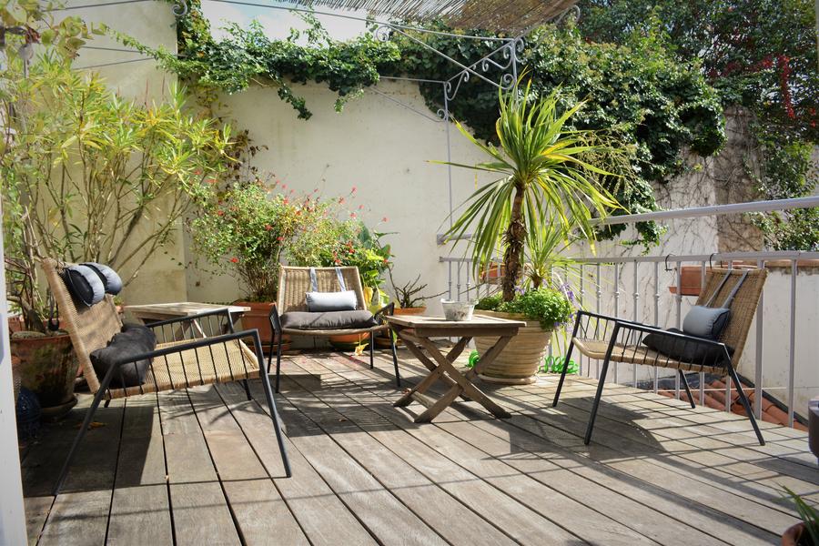 Terrasse avec salon de jardin et plantes